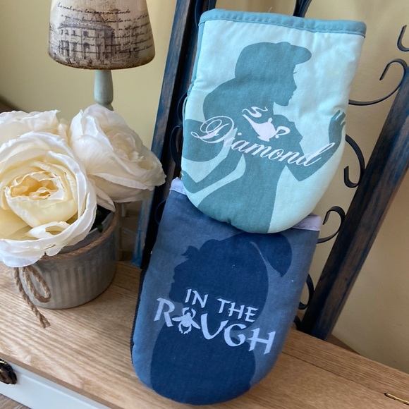 NEW! Disney Princess Cinderella & Prince Charming His & Hers Oven Mitt Set - Picture 7 of 8